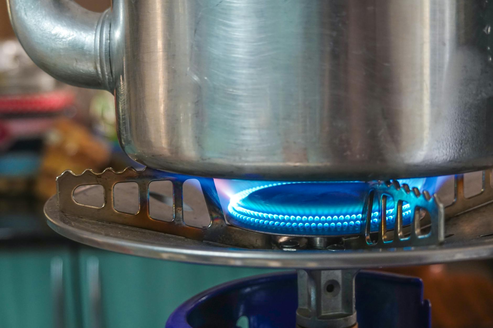 Płomień na palniku gazowym z garnkiem jako przykład ogrzewania gazem
