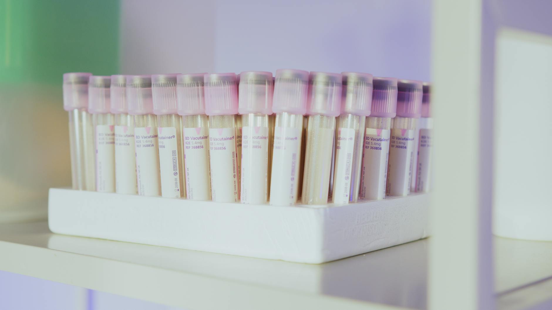 Jak uszczelnić dom bez utraty wentylacji: taśmy, membrany i test szczelności Rząd probówek laboratoryjnych z różowymi korkami w plastikowym stojaku