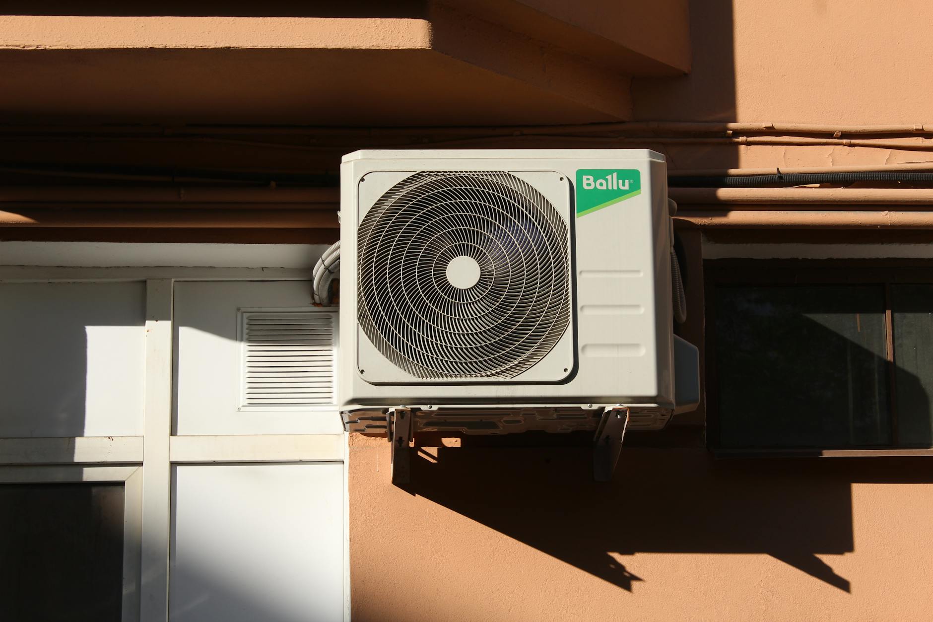 Jednostka zewnętrzna klimatyzatora Ballu na elewacji domu