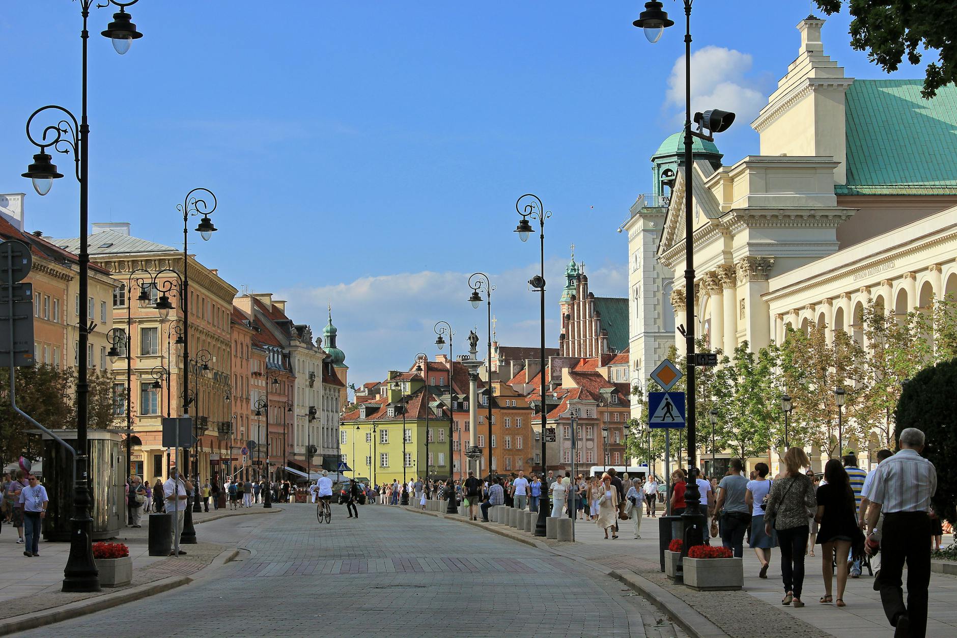Ruchliwa ulica w centrum Warszawy z historycznymi kamienicami Ruchliwa ulica w centrum Warszawy z historycznymi kamienicami