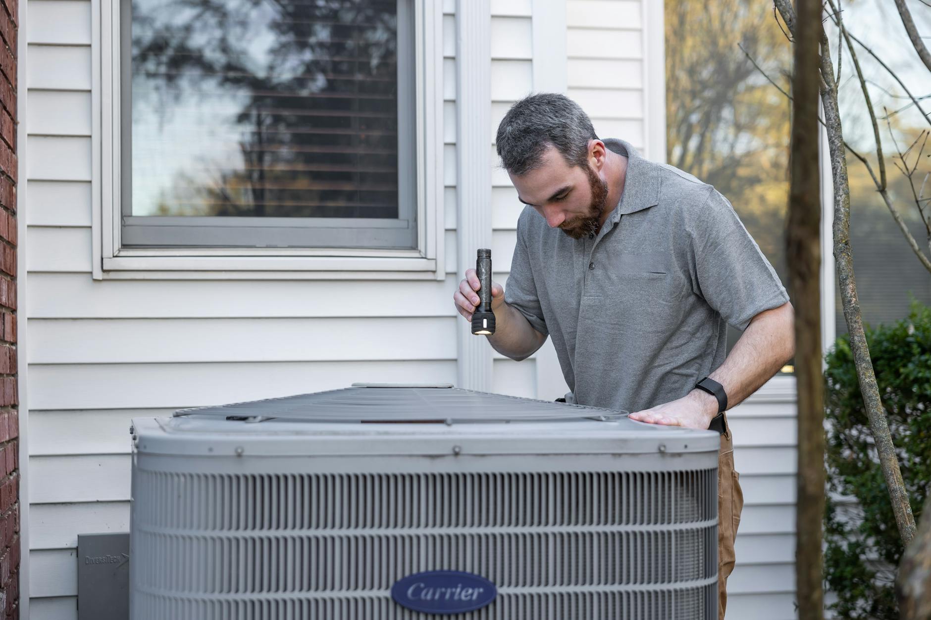 Przegląd instalacji po sezonie grzewczym: co sprawdzić w 30 minut samodzielnie Serwisant sprawdza zewnętrzną jednostkę HVAC po sezonie grzewczym