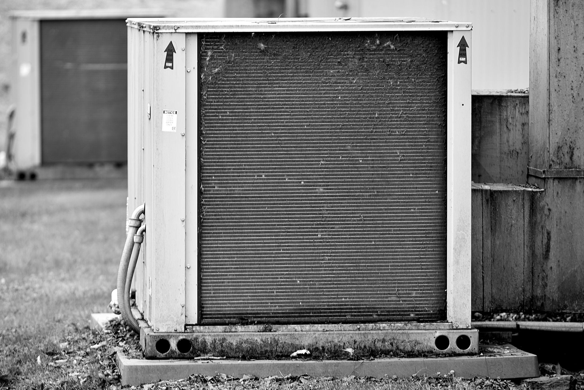Zbliżenie zewnętrznej jednostki HVAC z metalową obudową